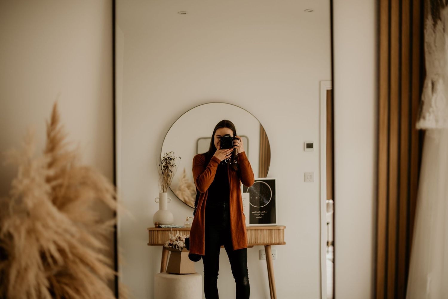 Upton Barn & Walled Garden bridal preparation room. Daniella Pengelly Photography taking a selfie