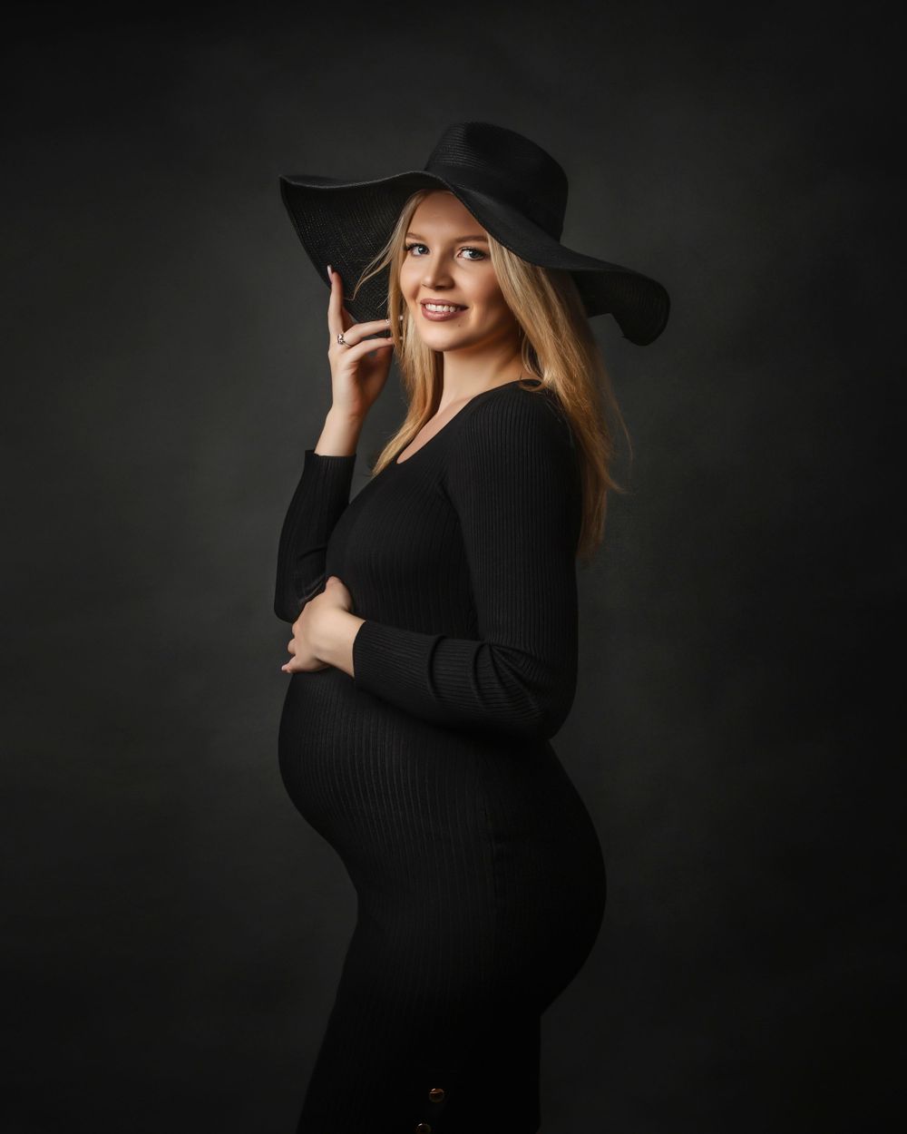mum to be in a hat maternity portrait photo