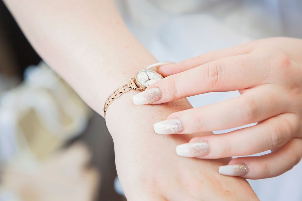 Bride wearing a family heirloom on her wedding day