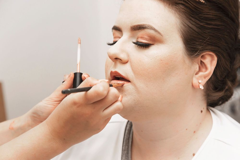 Hertfordshire bride having final touches of makeup put on