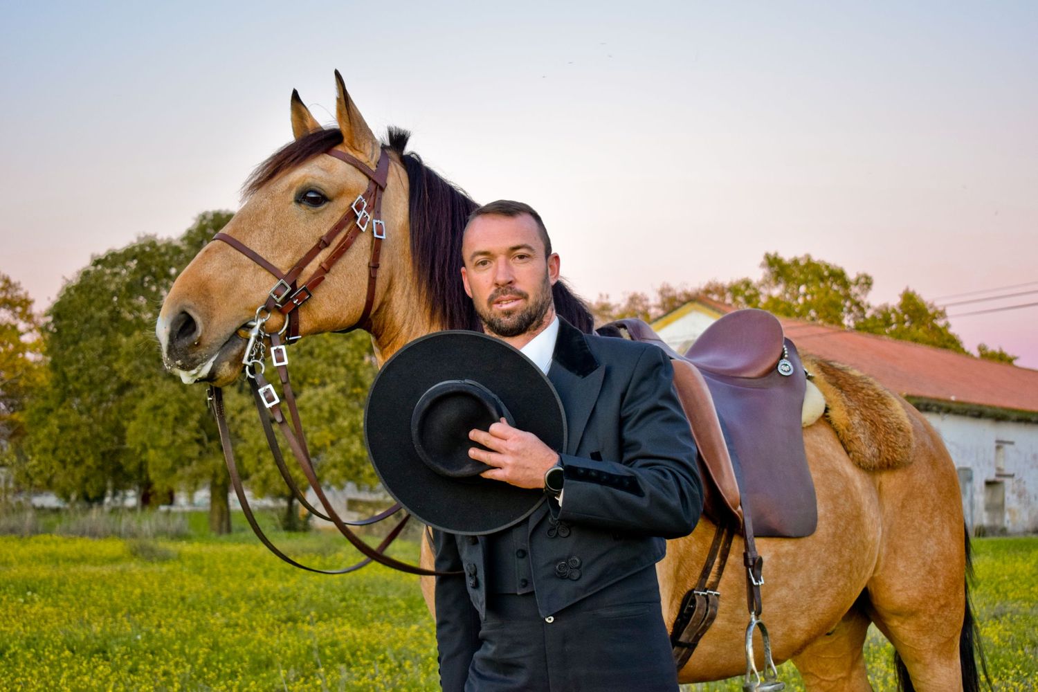homem a cavalo durante a feira do cavalo, na golegã, novembro 2023