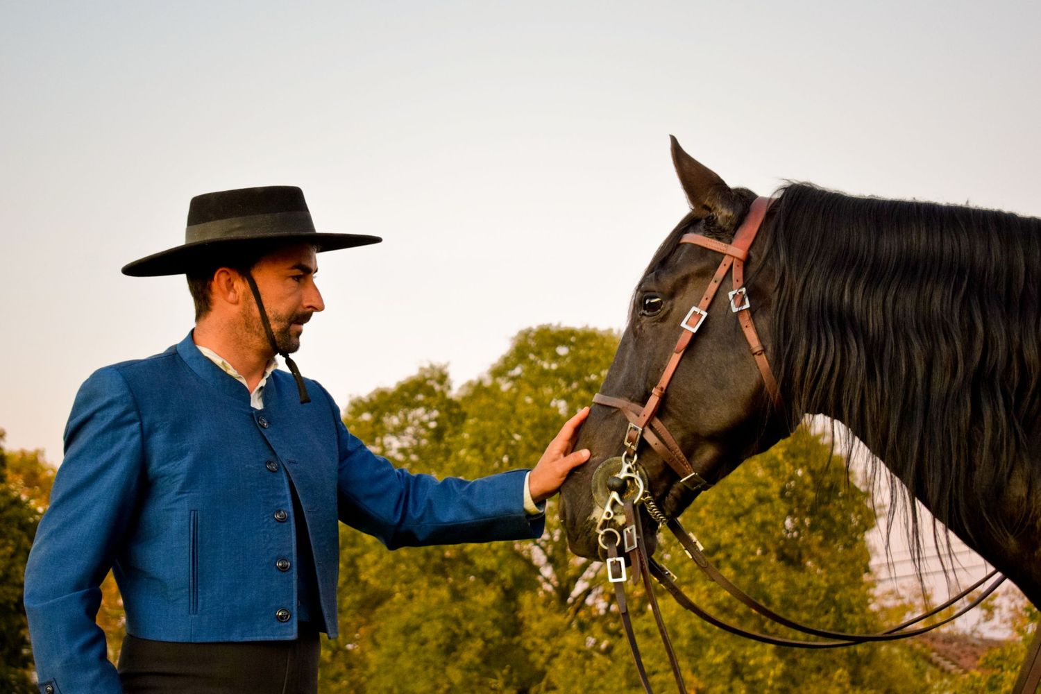 homem a fazer carinho no seu cavalo durante a feira do cavalo, na golegã, novembro 2023