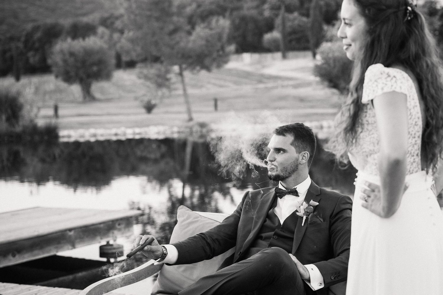 un couple de mariés devant le lac  photographié par la photographe Niki-Studio de Provence