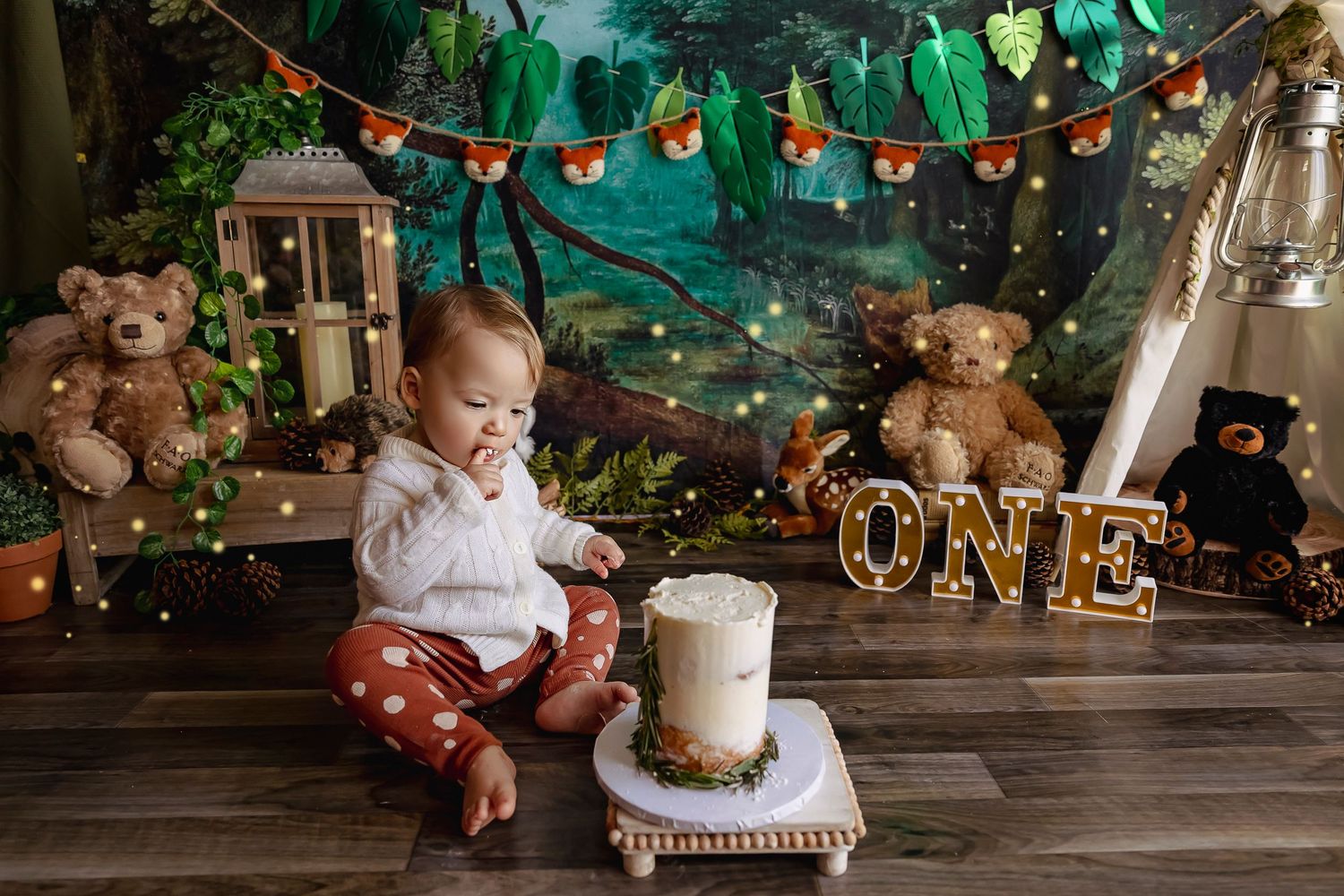bebe comiendo bizcocho para fotografias cake smash ositos bosque teepee