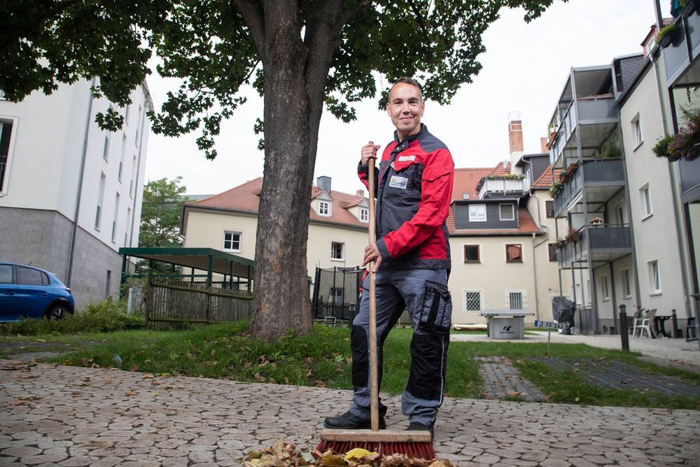 Imagebild Hausmeister während der Arbeit