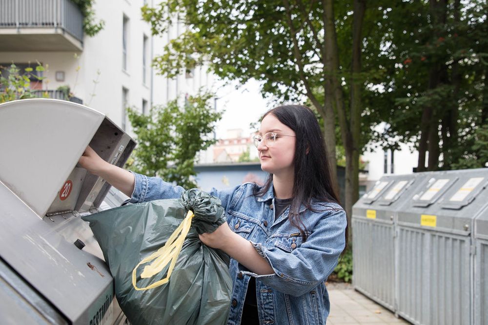Imagefoto Müll herunterbringen