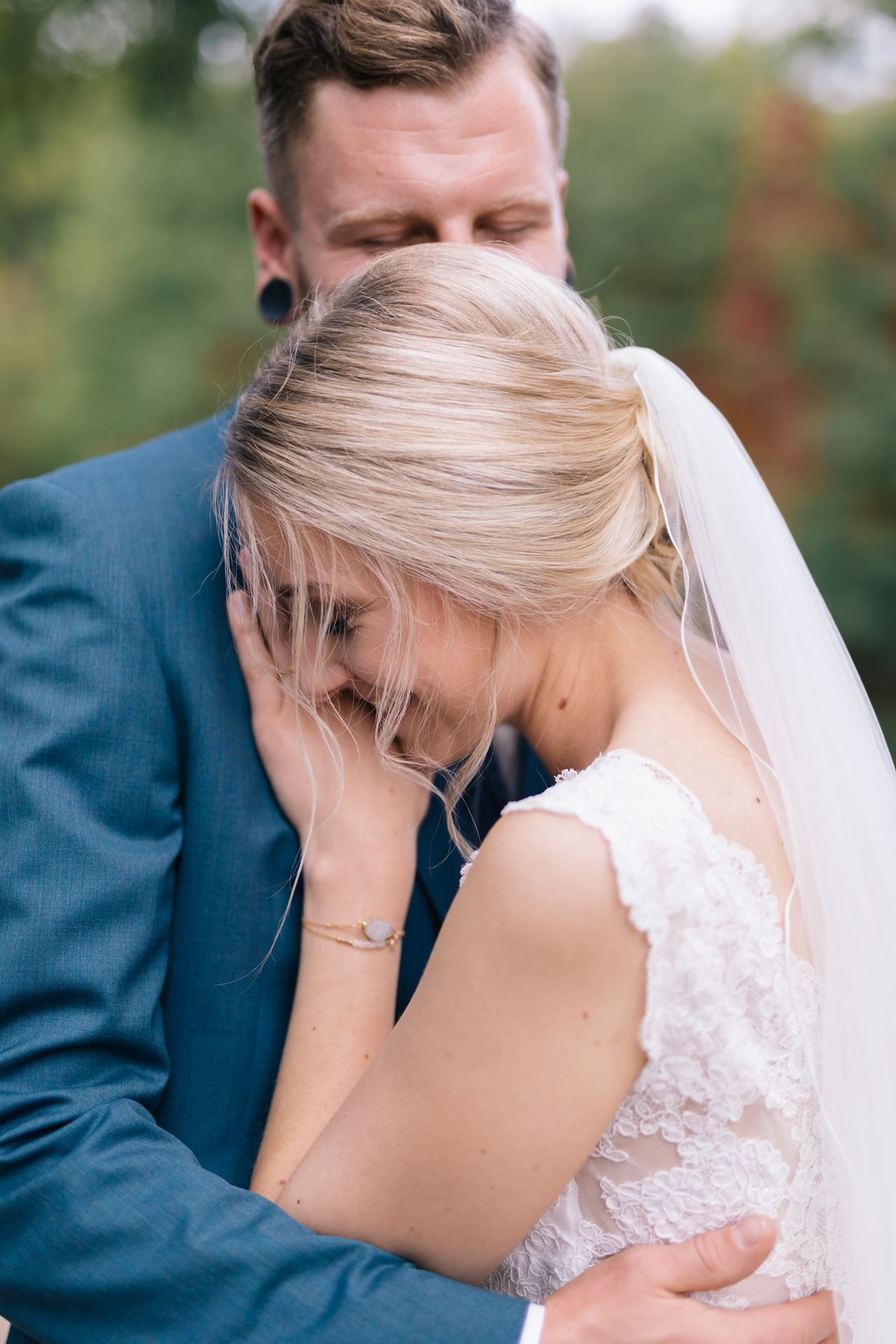 Hochzeitsfotografie - Brautpaar in enger Pose