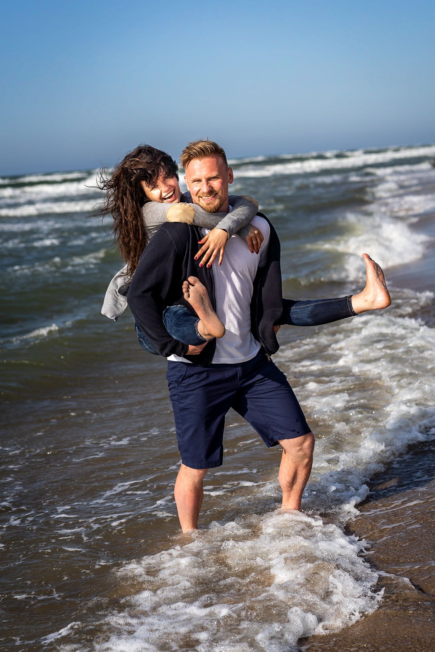 Sesja Narzeczeńska na plaży Morze Bałtyckie fotograf