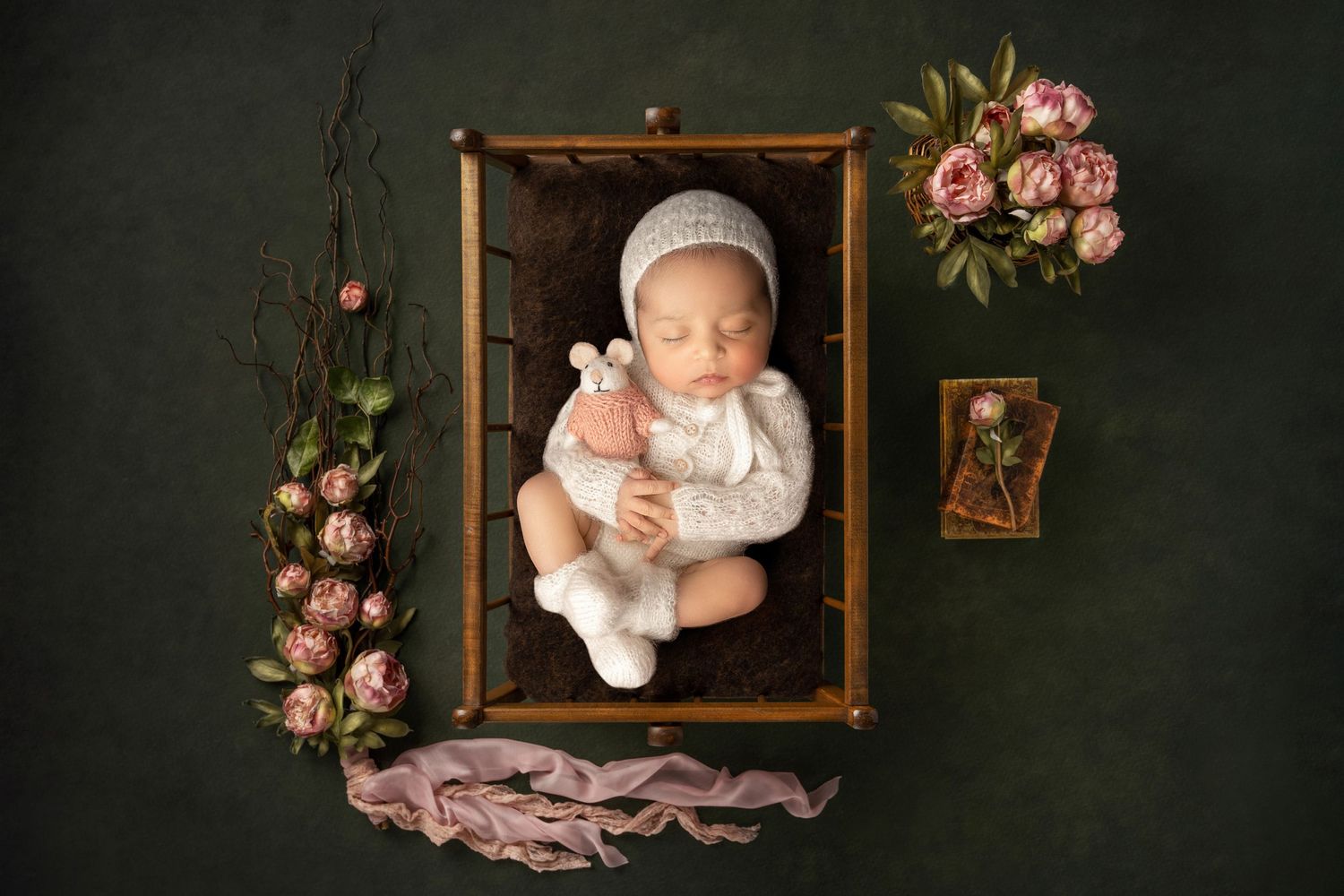 Expert newborn, maternity, family & cake smash photography in Hayes, West London. Studio & home sessions with props, backdrops & accessories