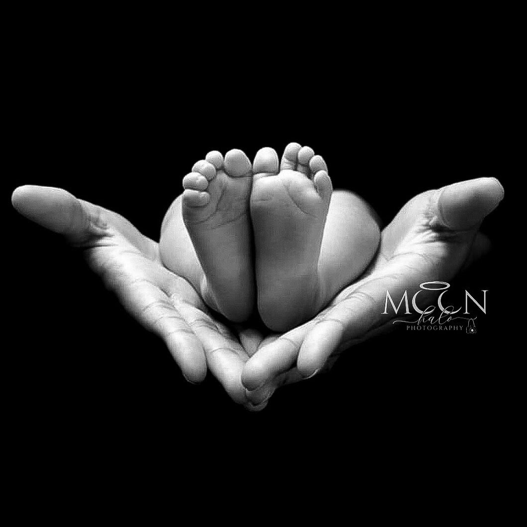 Expert newborn, maternity, family & cake smash photography in Hayes, West London. Studio & home sessions with props, backdrops & accessories