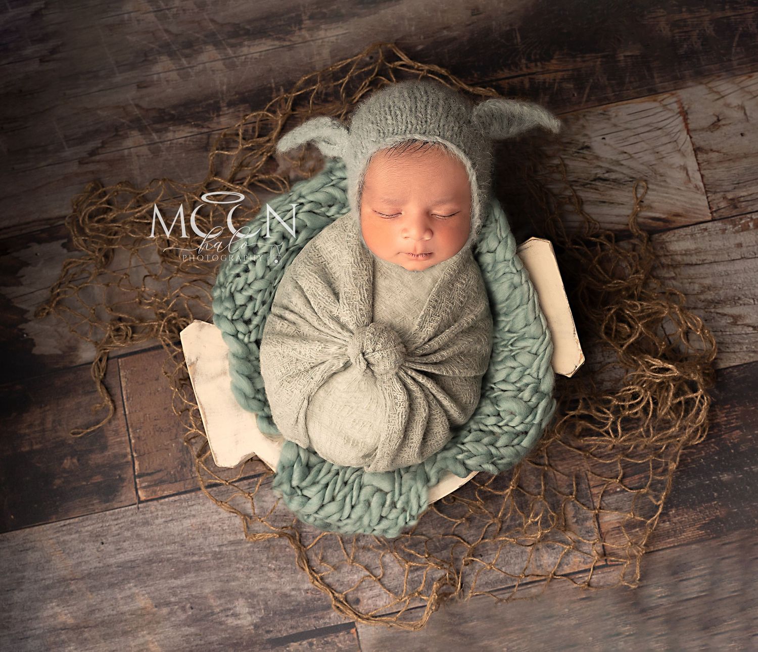 Expert newborn, maternity, family & cake smash photography in Hayes, West London. Studio & home sessions with props, backdrops & accessories