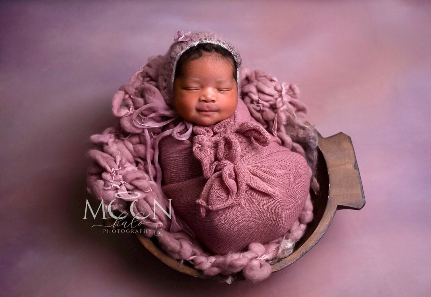 Expert newborn, maternity, family & cake smash photography in Hayes, West London. Studio & home sessions with props, backdrops & accessories