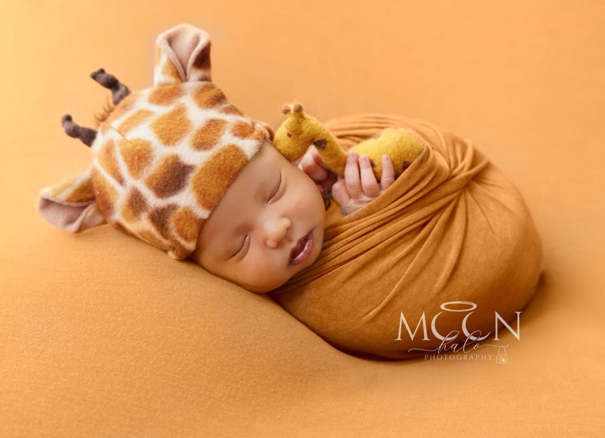 Expert newborn, maternity, family & cake smash photography in Hayes, West London. Studio & home sessions with props, backdrops & accessories