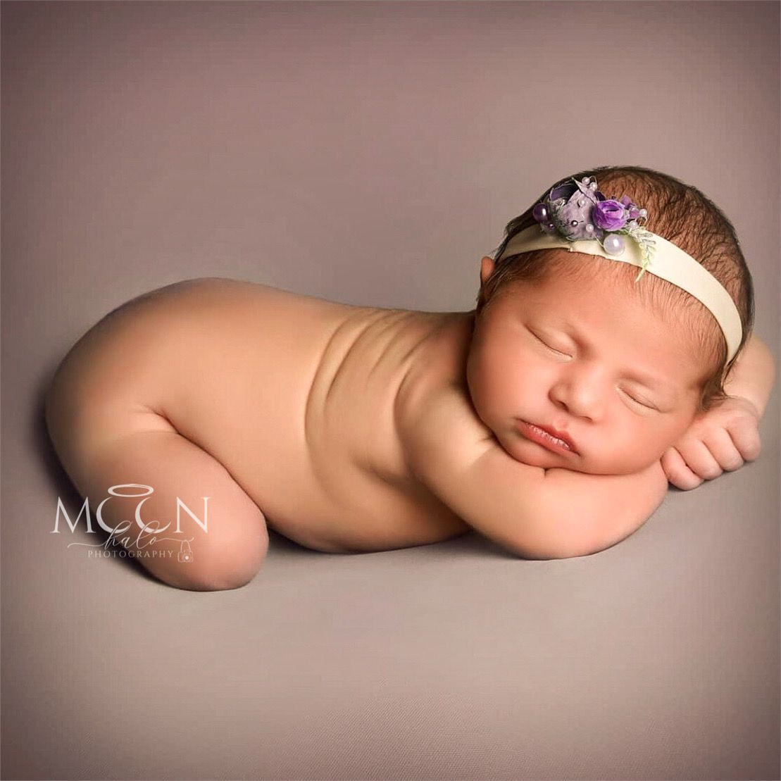 Expert newborn, maternity, family & cake smash photography in Hayes, West London. Studio & home sessions with props, backdrops & accessories