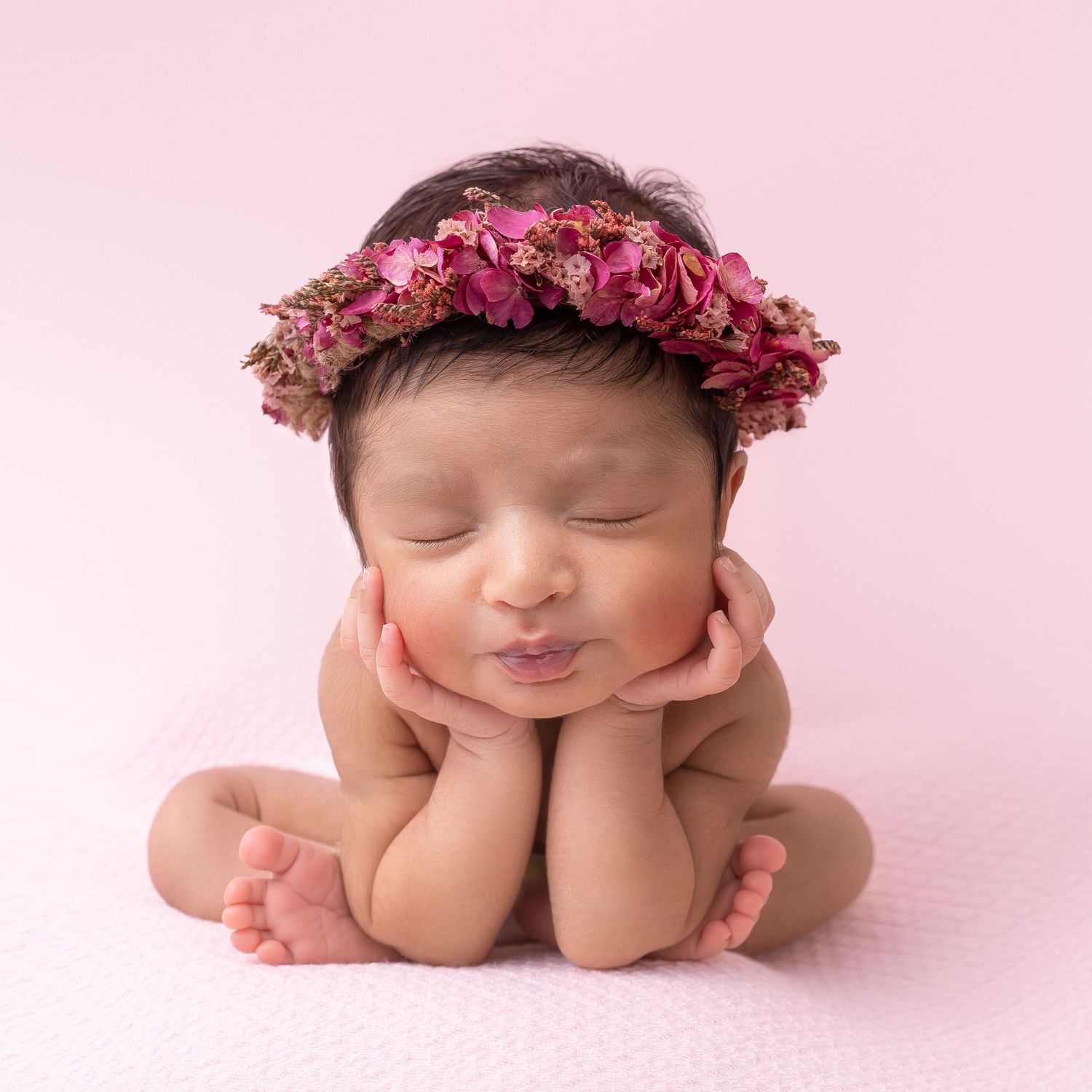 Expert newborn, maternity, family & cake smash photography in Hayes, West London. Studio & home sessions with props, backdrops & accessories