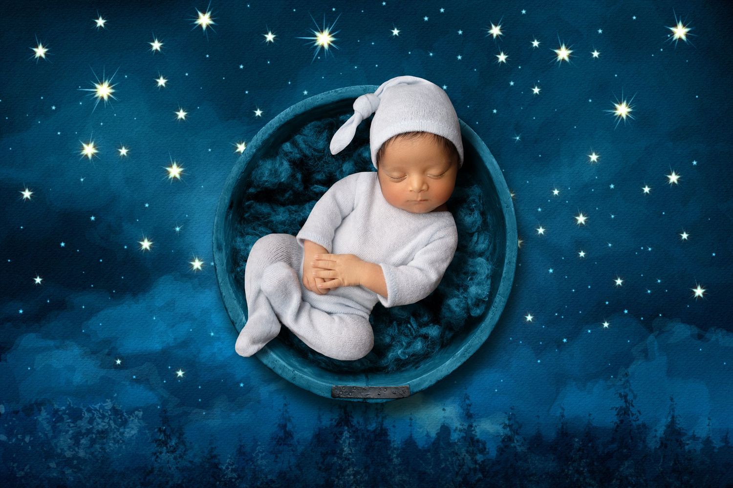 Expert newborn, maternity, family & cake smash photography in Hayes, West London. Studio & home sessions with props, backdrops & accessories