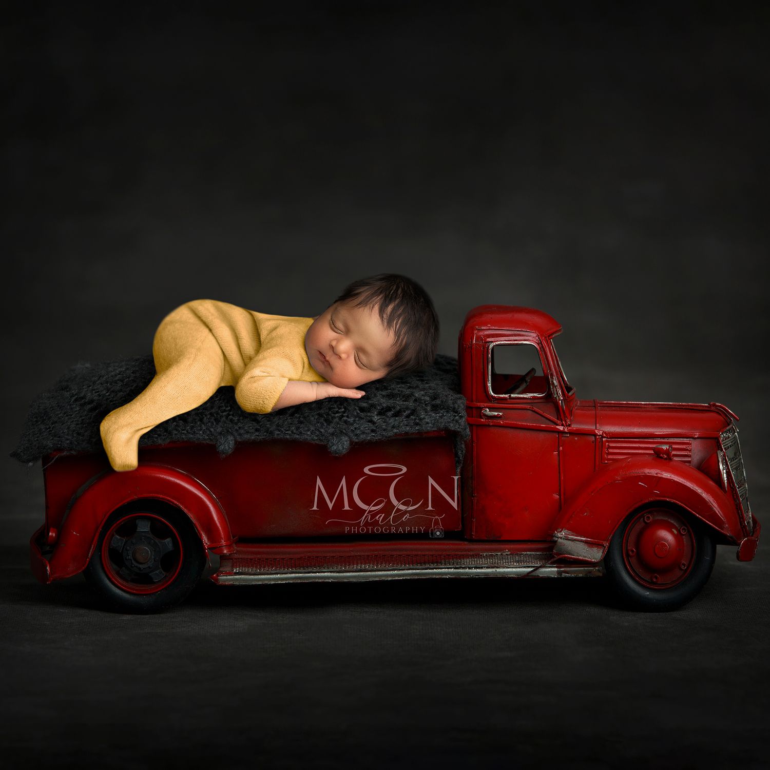 Expert newborn, maternity, family & cake smash photography in Hayes, West London. Studio & home sessions with props, backdrops & accessories