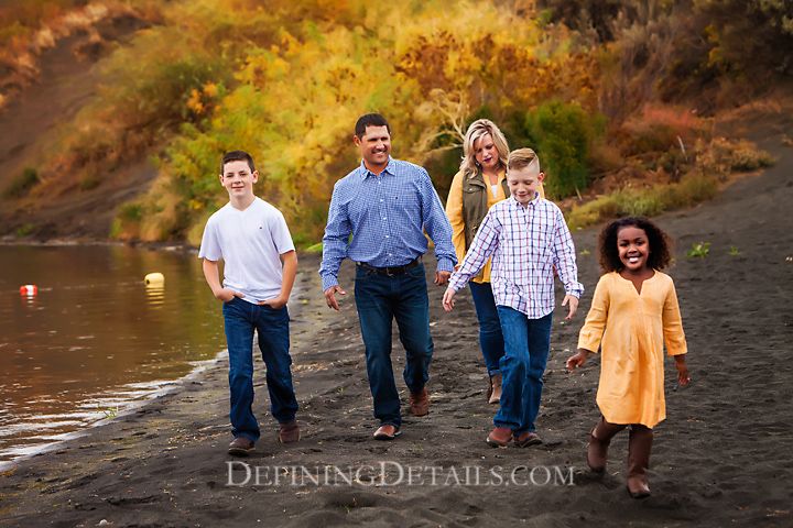 Family portraits in nature with natural light and real moments. Outdoor sessions capturing connection, laughter, and timeless memories in Or