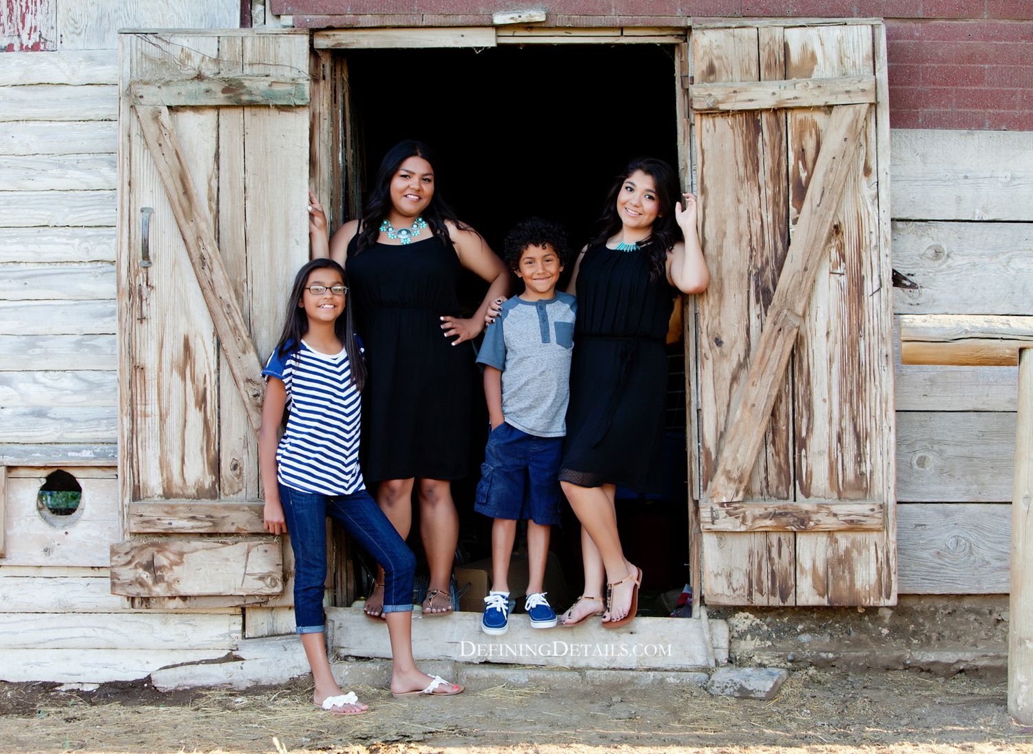 Family portraits in nature with natural light and real moments. Outdoor sessions capturing connection, laughter, and timeless memories in Or