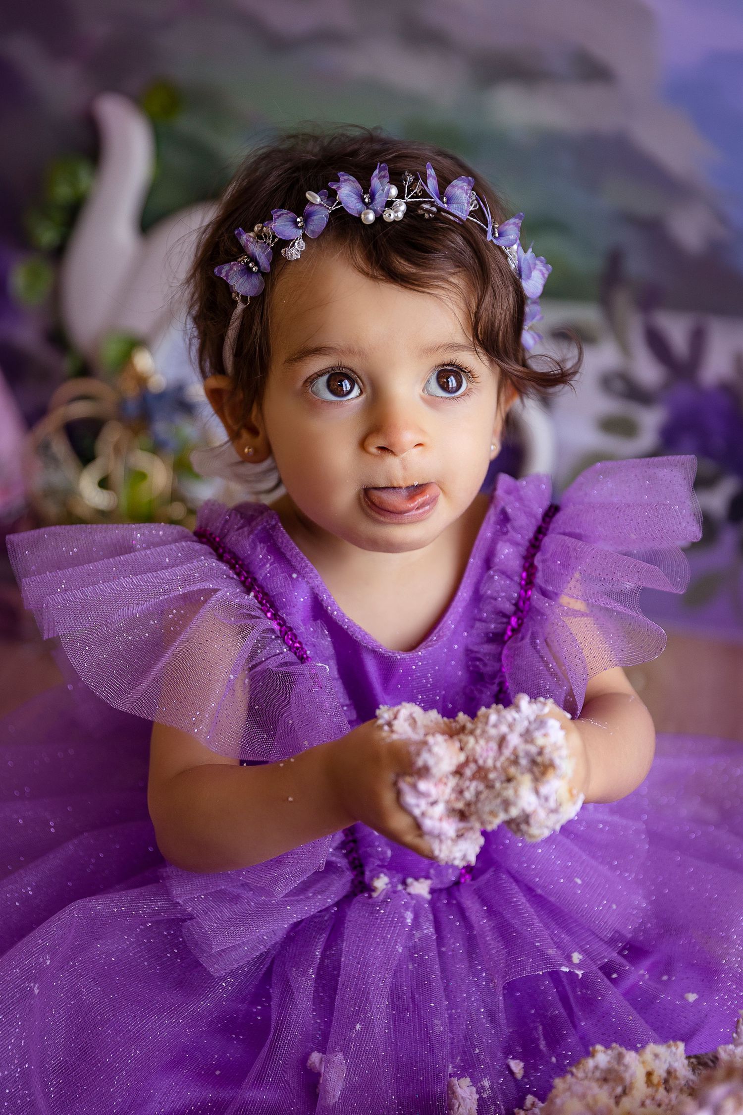 bebe comiendo bizcocho con un traje de princesa estudio fotografico en ponce