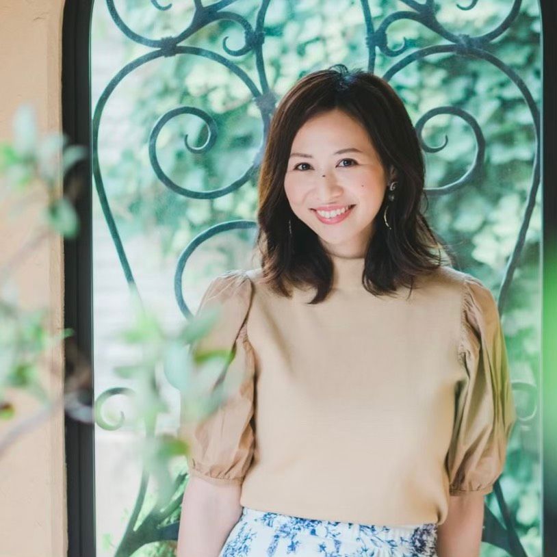 Smiling Asian woman in beige puff-sleeve top posing near decorative iron gate outdoors.
ウェディングプランナー
ハワイウェディング
ハワイ挙式