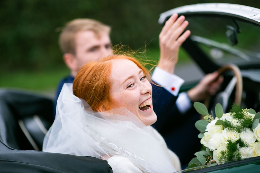 Fou-rire en robe de mariée