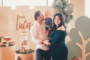 Baby shower party with elegant balloon decorations and neutral color theme.