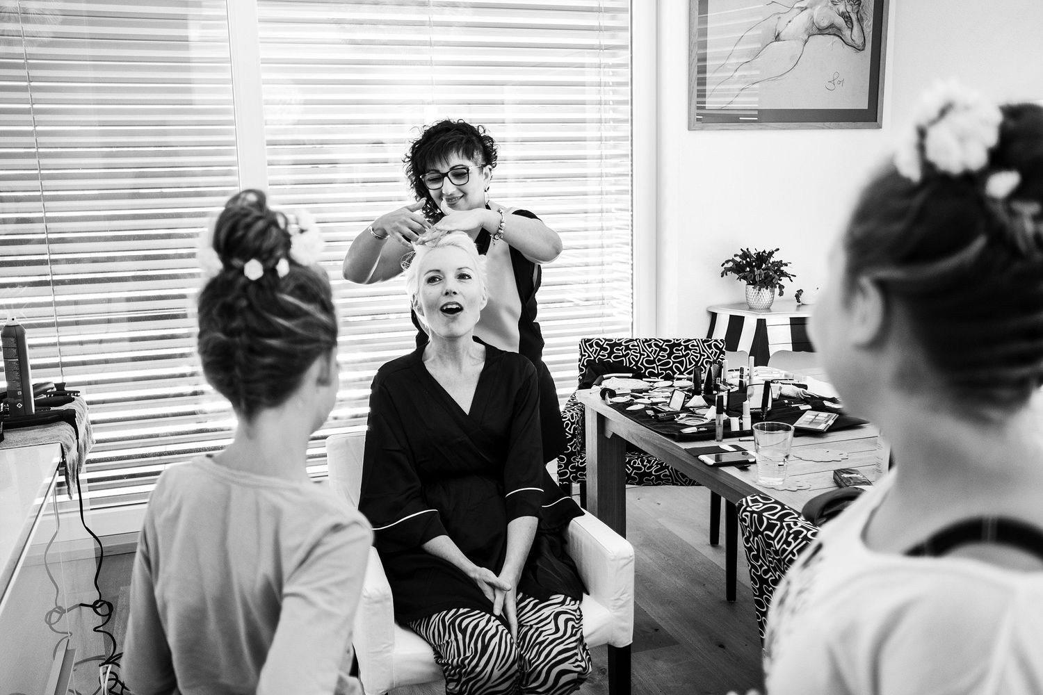 TLOOK photographe de mariage de style documentaire, préparatifs de la mariée coiffure