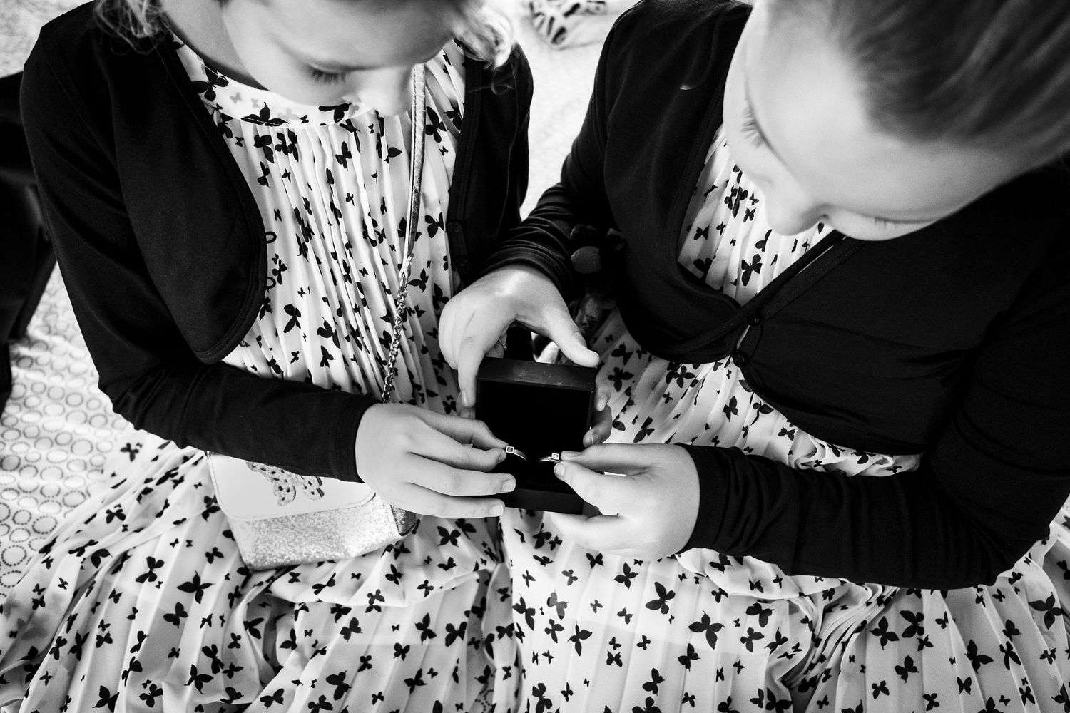TLOOK photographe de mariage de style documentaire, préparatifs détails alliances