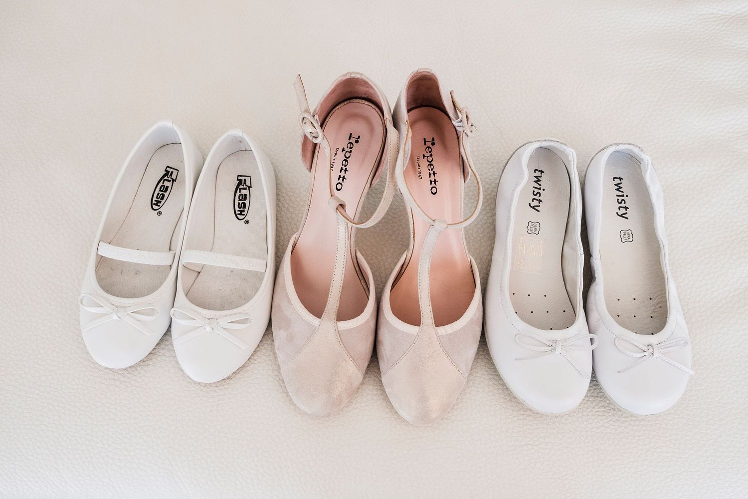TLOOK photographe de mariage de style documentaire, préparatifs de la mariée détails des chaussures