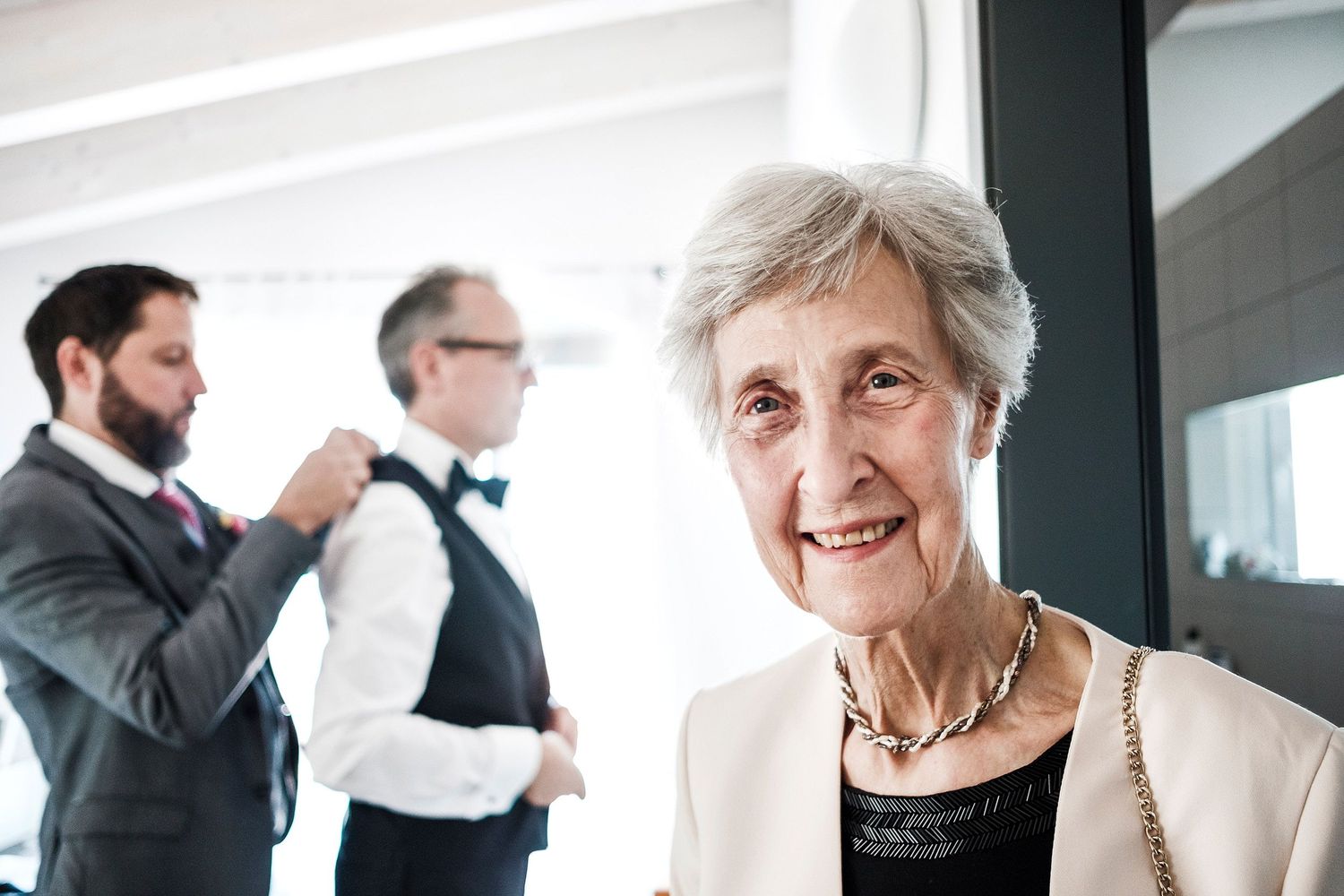 TLOOK photographe de mariage de style documentaire, préparatifs du marié avec sa maman