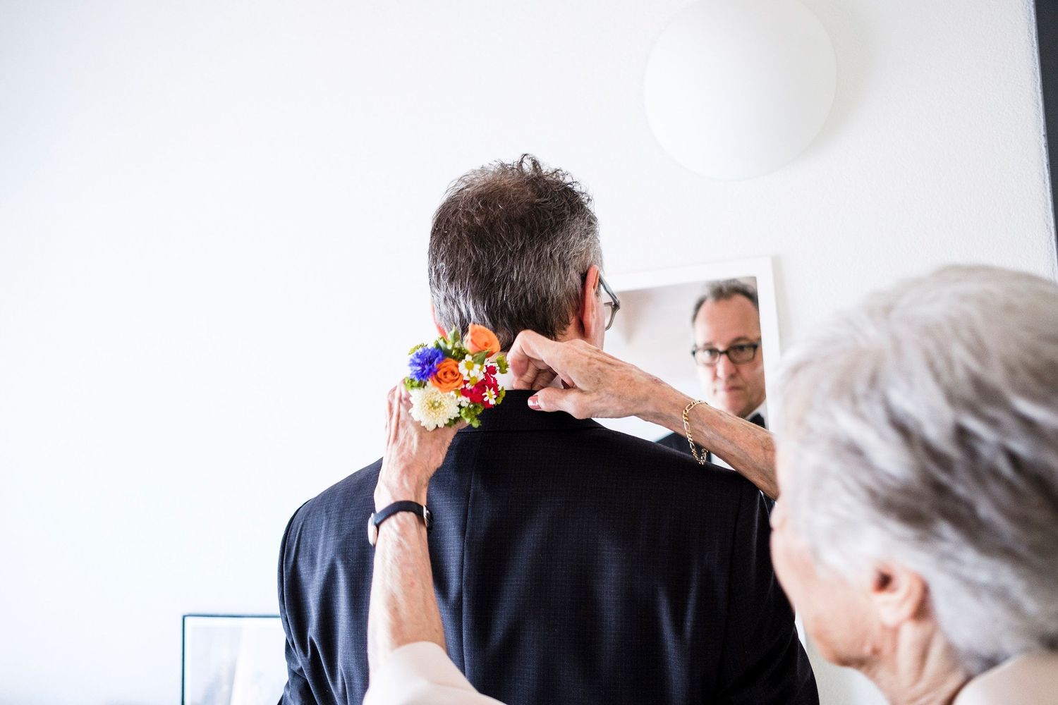 TLOOK photographe de mariage de style documentaire, préparatifs du marié avec sa maman