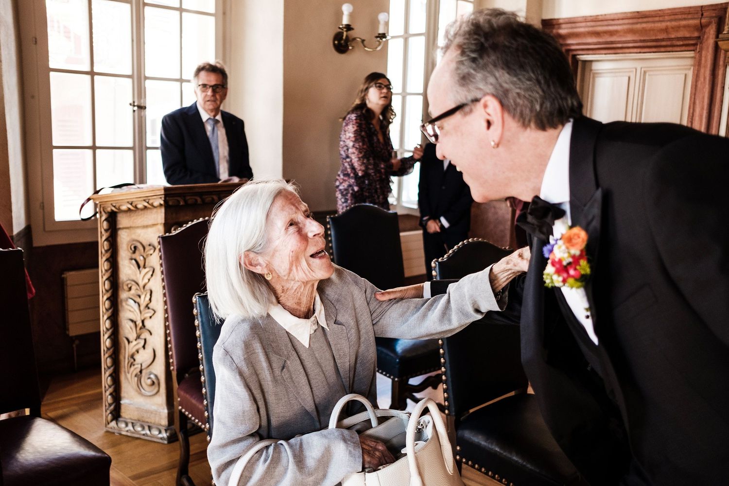 TLOOK photographe de mariage de style documentaire, cérémonie civile à sion le marié entre dans la salle