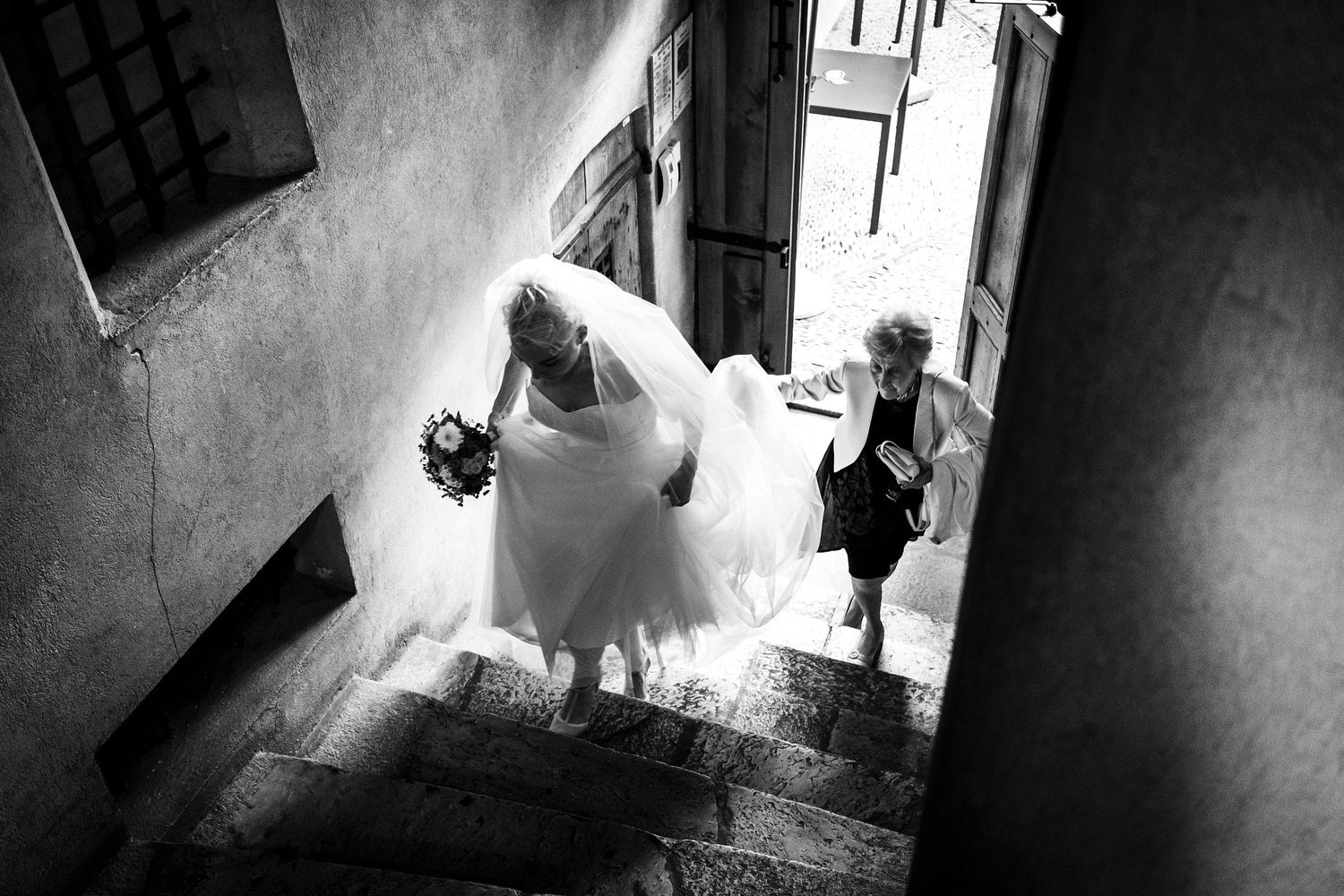 TLOOK photographe de mariage de style documentaire, cérémonie civile à sion la mariée entre dans la salle
