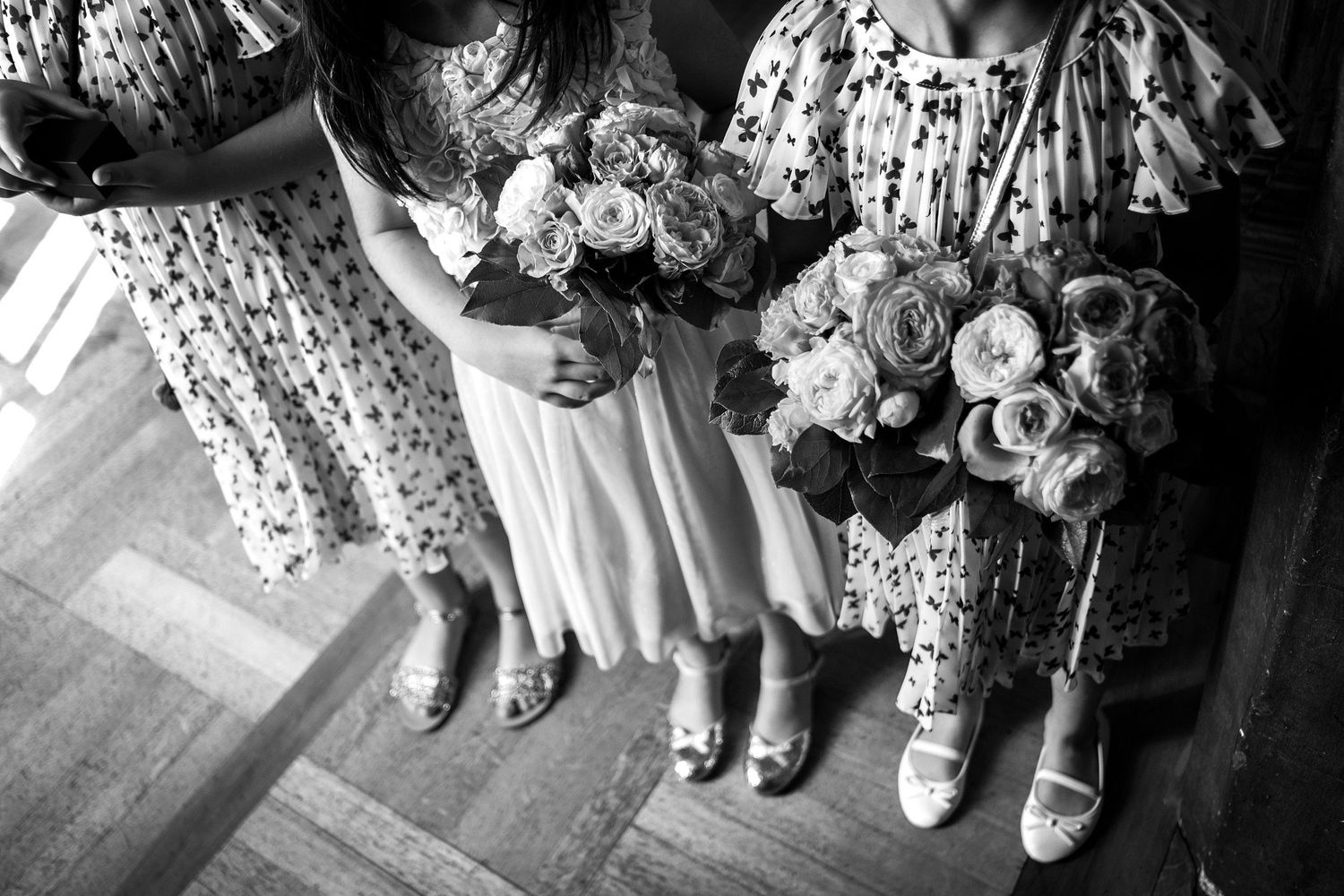 TLOOK photographe de mariage de style documentaire, cérémonie civile à sion la mariée entre dans la salle détails des fleurs