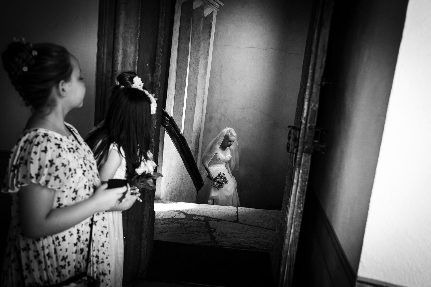 TLOOK photographe de mariage de style documentaire, cérémonie civile à sion la mariée entre dans la salle