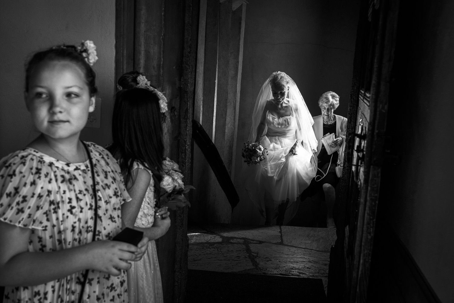TLOOK photographe de mariage de style documentaire, cérémonie civile à sion la mariée entre dans la salle
