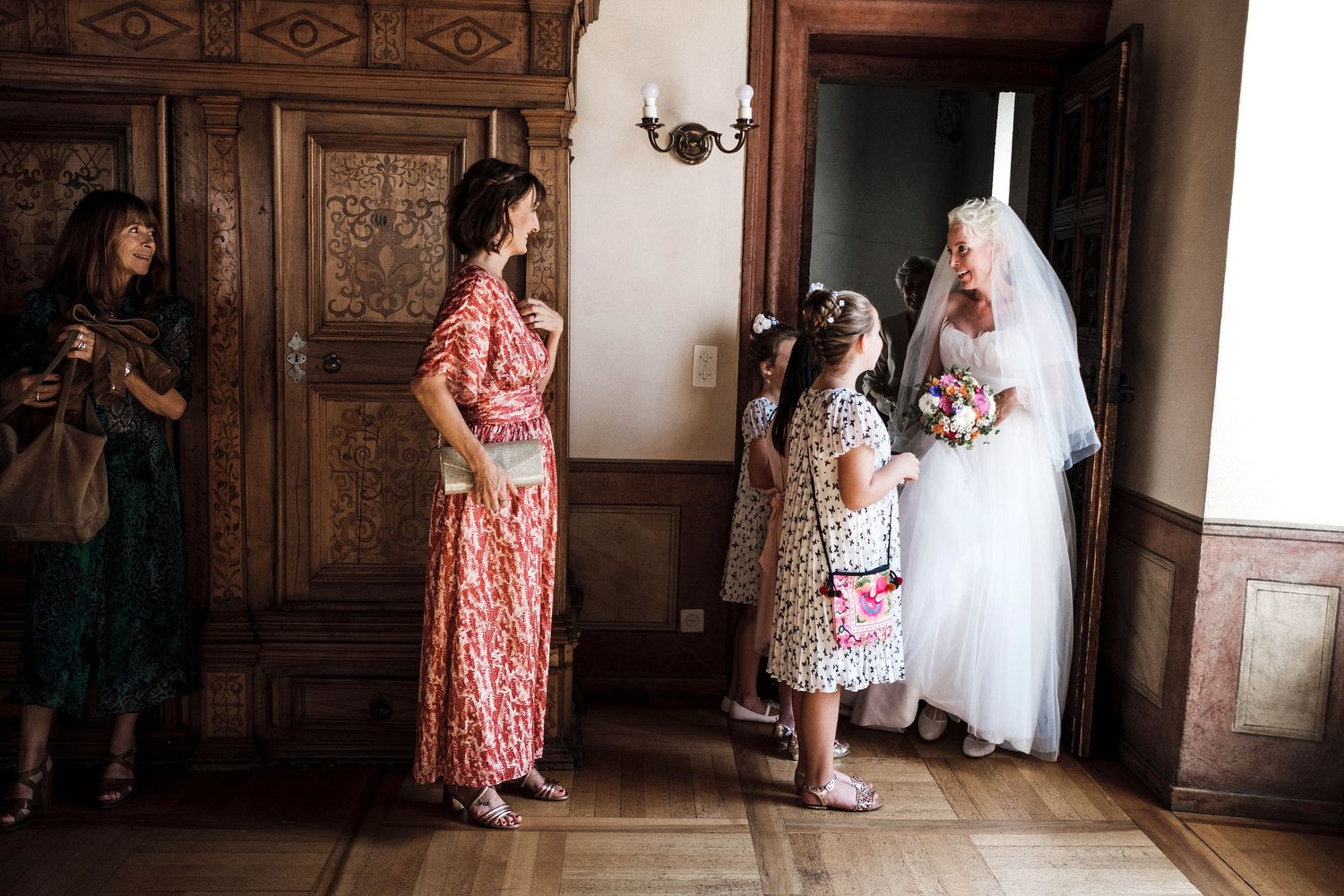 TLOOK photographe de mariage de style documentaire, cérémonie civile à sion la mariée entre dans la salle