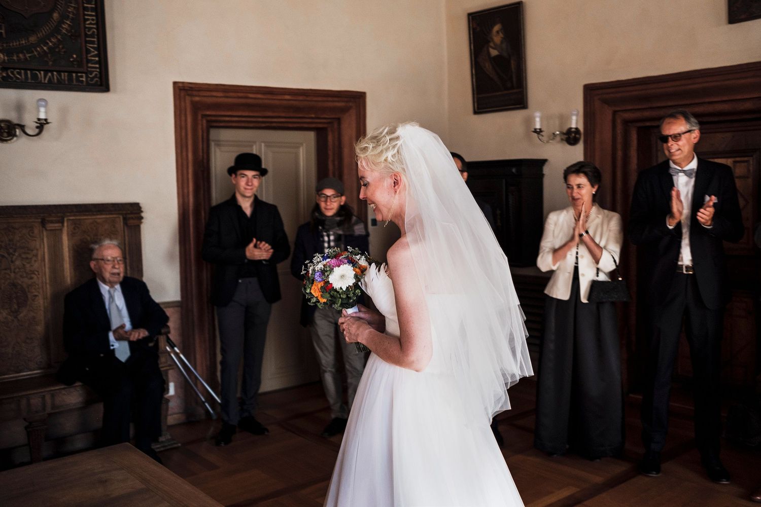 TLOOK photographe de mariage de style documentaire, cérémonie civile à sion la mariée entre dans la salle
