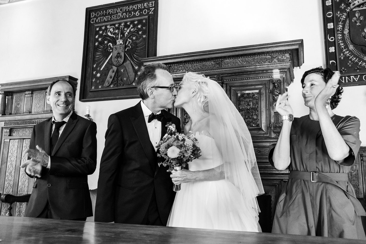 TLOOK photographe de mariage de style documentaire, cérémonie civile à sion les mariés s'embrassent