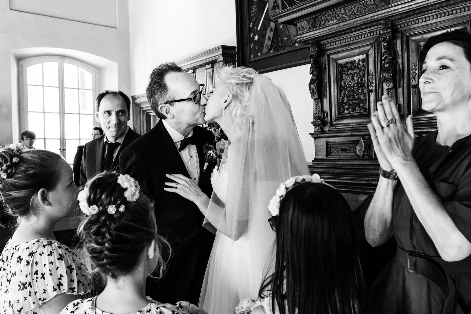 TLOOK photographe de mariage de style documentaire, cérémonie civile à sion les mariés s'embrassent