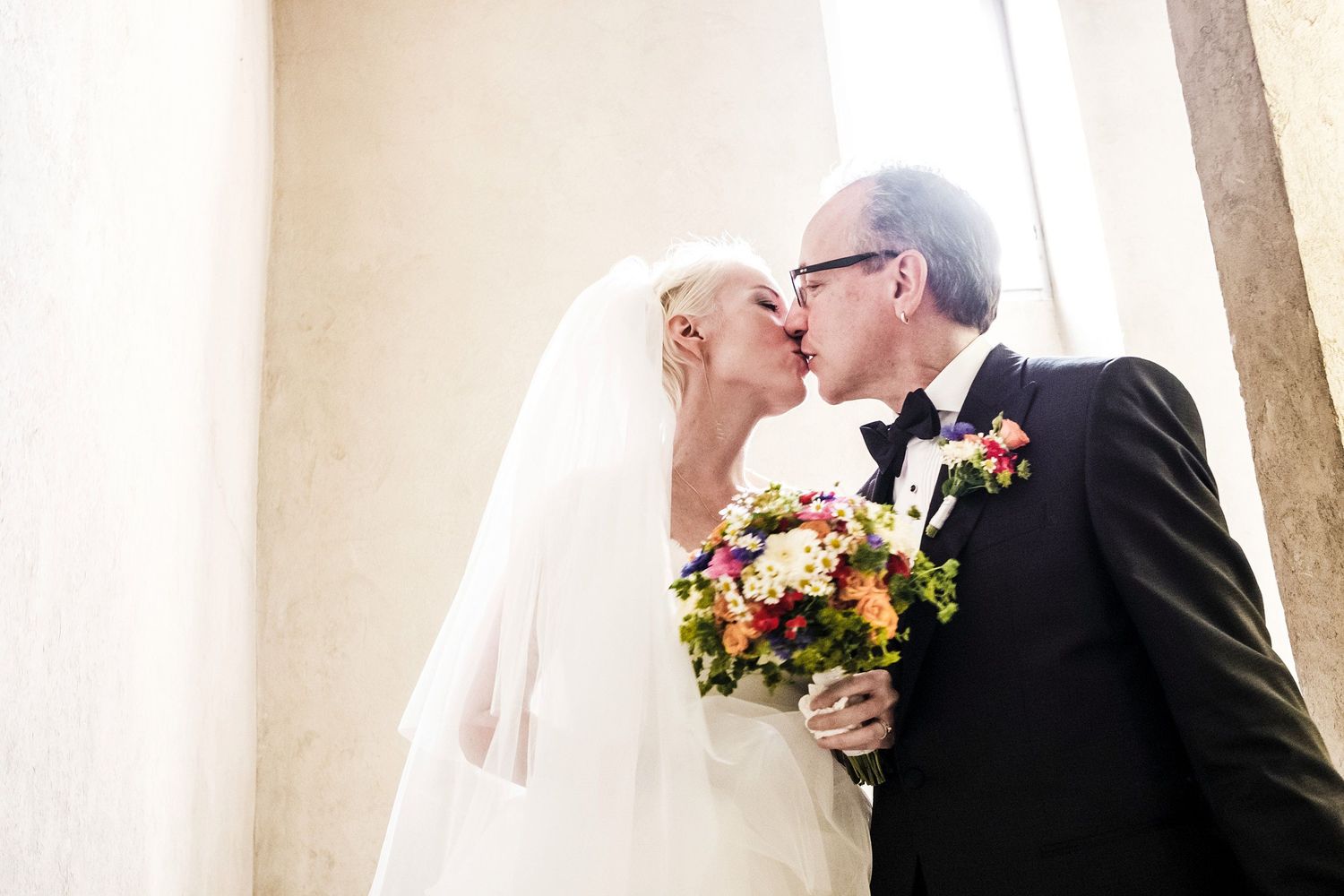 TLOOK photographe de mariage de style documentaire, cérémonie civile à sion les mariés s'embrassent