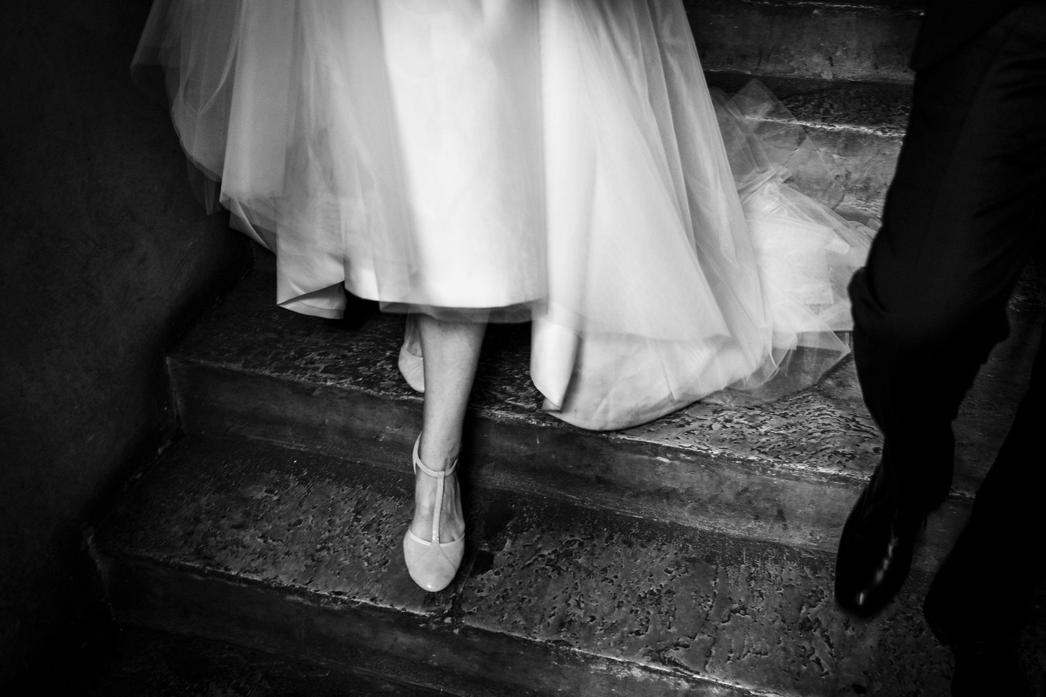 TLOOK photographe de mariage de style documentaire, cérémonie civile à sion détails sur les chaussures de la mariée