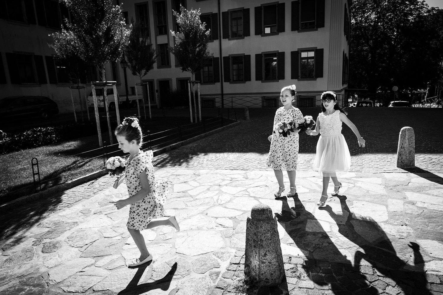 TLOOK photographe de mariage de style documentaire, cérémonie religieuse église à sion les filles arrivent