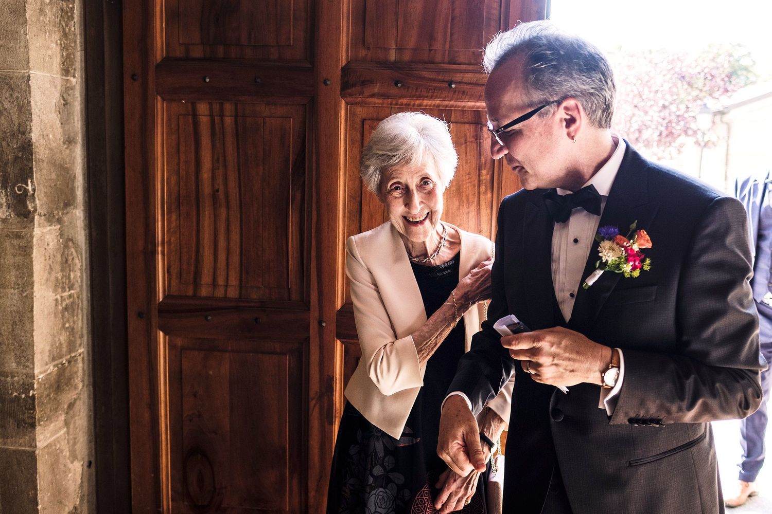 TLOOK photographe de mariage de style documentaire, cérémonie religieuse église à sion le marié entre avec sa maman