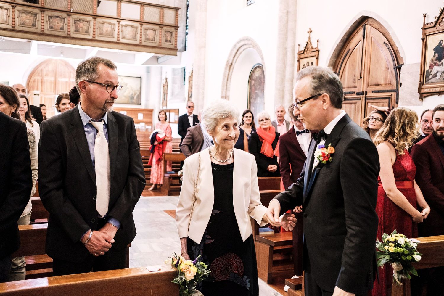 TLOOK photographe de mariage de style documentaire, cérémonie religieuse église à sion le marié entre avec sa maman