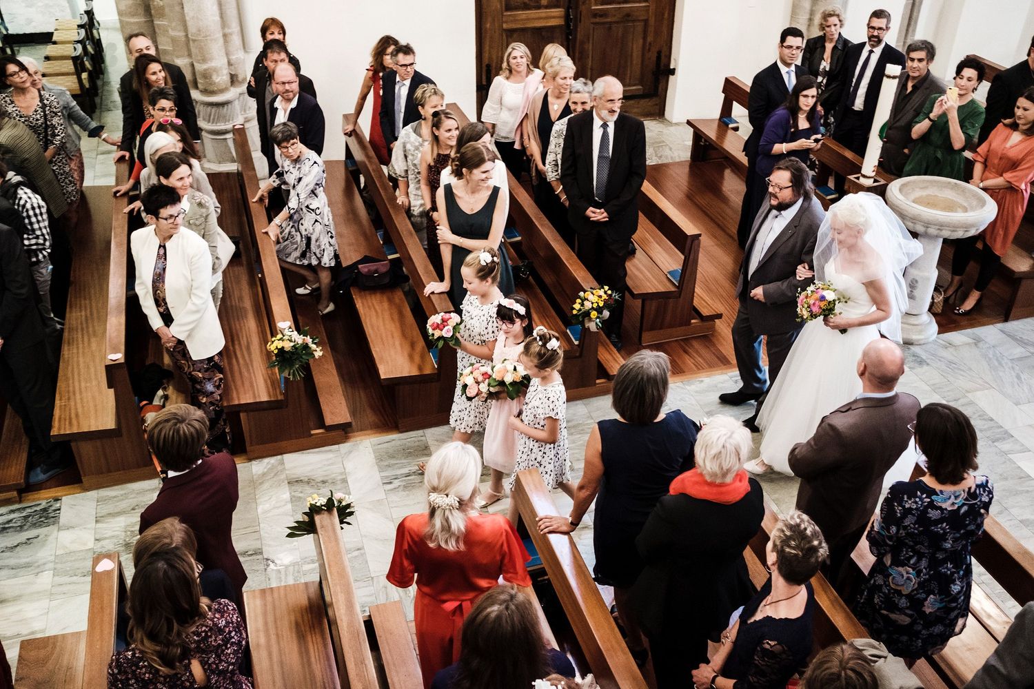 TLOOK photographe de mariage de style documentaire, cérémonie religieuse église à sion la mariée arrive