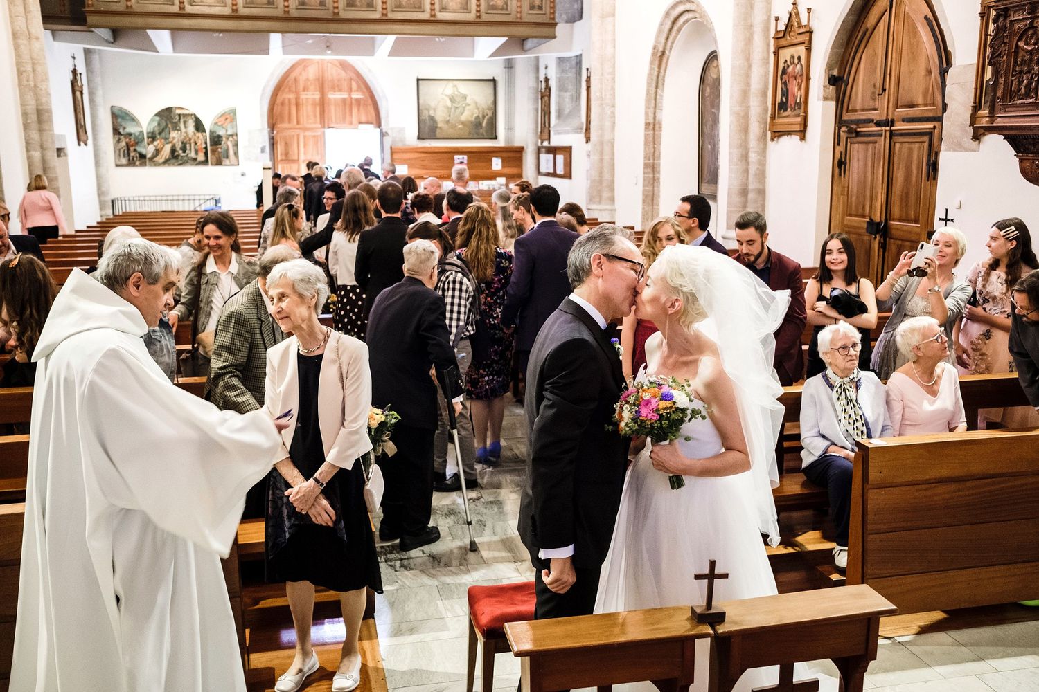 TLOOK photographe de mariage de style documentaire, cérémonie religieuse église à sion les mariés s'embrassent