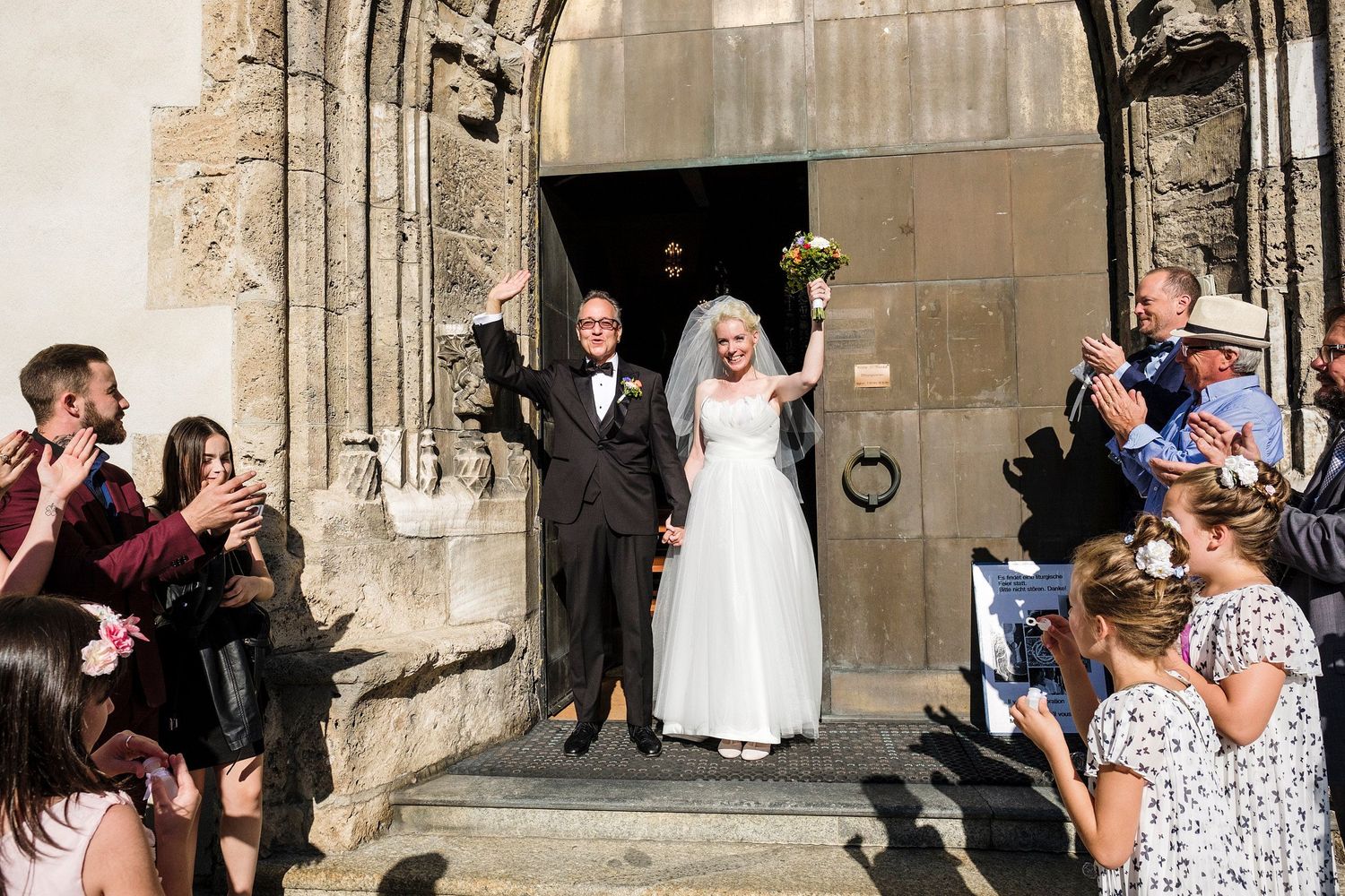 TLOOK photographe de mariage de style documentaire, cérémonie religieuse église à sion sortie des mariés
