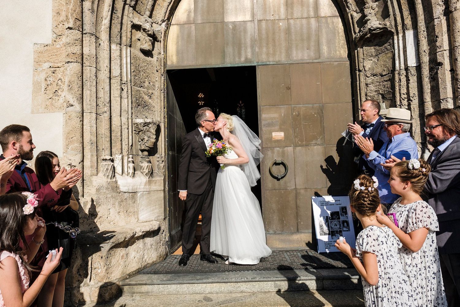 TLOOK photographe de mariage de style documentaire, cérémonie religieuse église à sion sortie des mariés